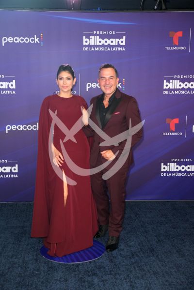 Vanessa Lyon y Carlos Calderón en Billboard Latino 