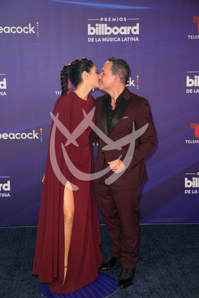 Vanessa Lyon y Carlos Calderón en Billboard Latino 