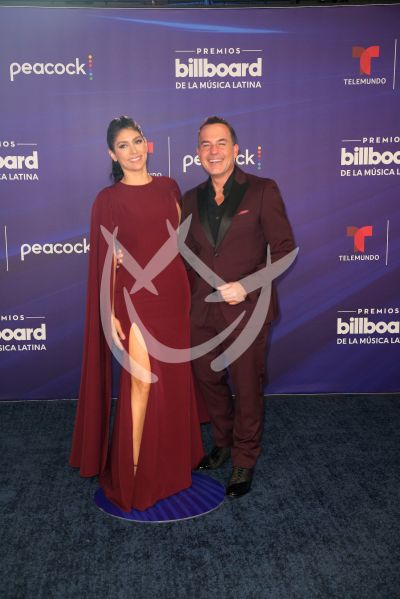 Vanessa Lyon y Carlos Calderón en Billboard Latino 
