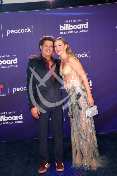 Carlos Vives y esposa en Billboard Latino