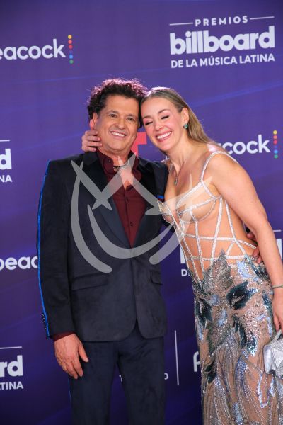 Carlos Vives y esposa en Billboard Latino