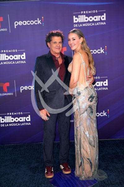 Carlos Vives y esposa en Billboard Latino