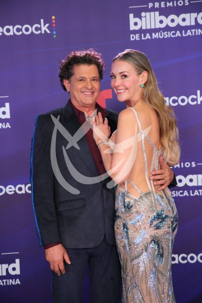 Carlos Vives y esposa en Billboard Latino