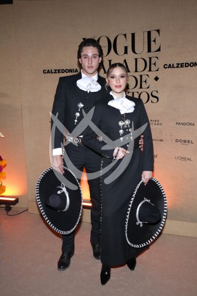 Mia Rubín y novio de Gala con Muertos