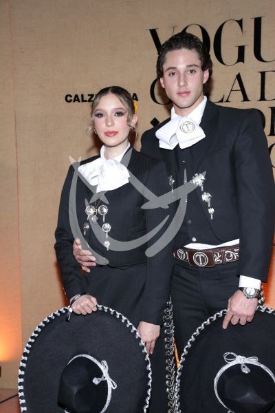 Mia Rubín y novio de Gala con Muertos