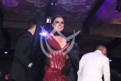 Yadhira Carrillo con Hilos