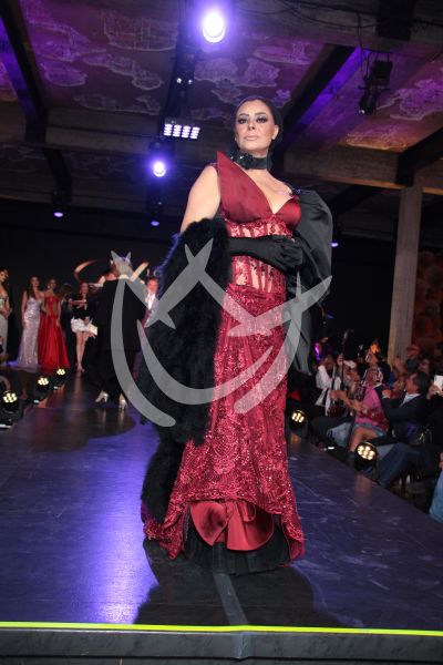 Yadhira Carrillo con Hilos