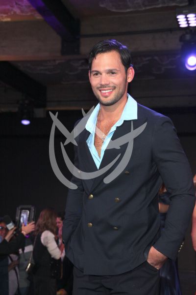 Emmanuel Palomares con Hilos
