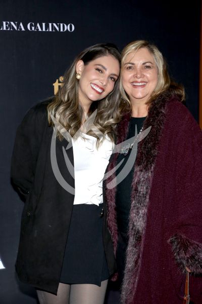 Gloria Aura y mamá con El Fantasma