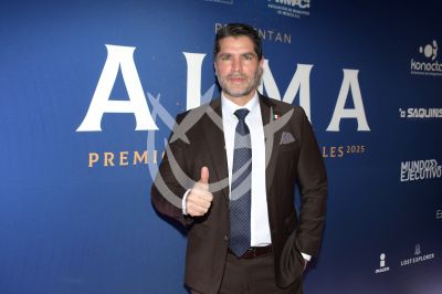 Eduardo Verástegui con ALMA