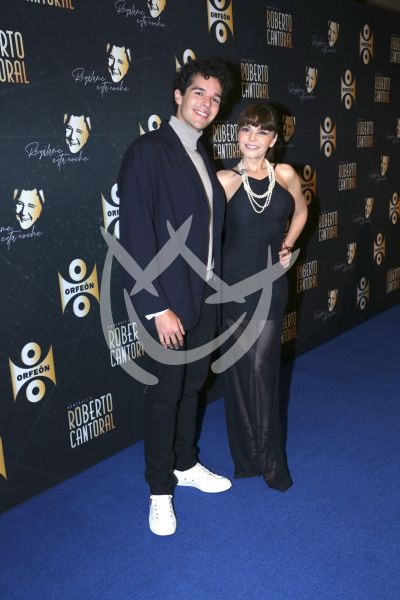 Itatí y Roberto Cantoral Jr en homenaje a papá