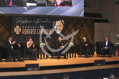 Itatí y Roberto Cantoral Jr de homenaje