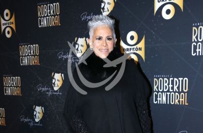 Eugenia León homenajea a don Roberto