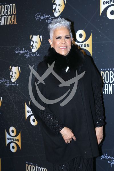 Eugenia León homenajea a don Roberto