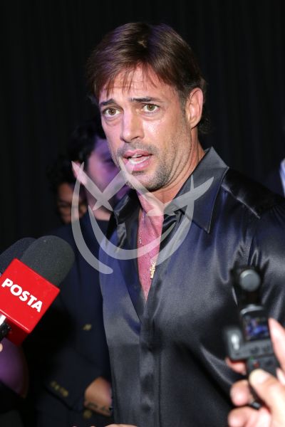 William Levy en Bajo un Volcán