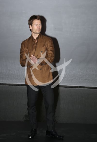 Glenn Powell da la hora