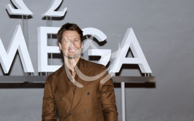 Glenn Powell da la hora