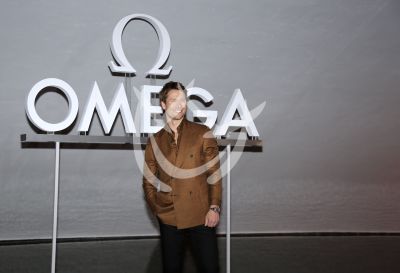 Glenn Powell da la hora