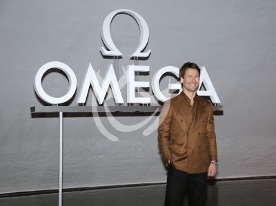 Glenn Powell da la hora