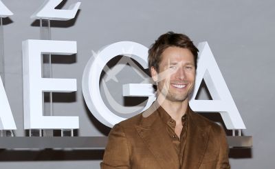 Glenn Powell da la hora