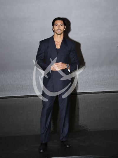 Taylor Zakhar Perez con Omega