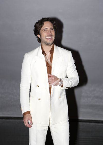 Diego Boneta da la hora