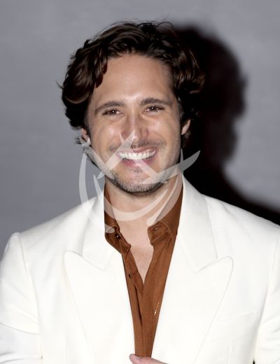 Diego Boneta da la hora