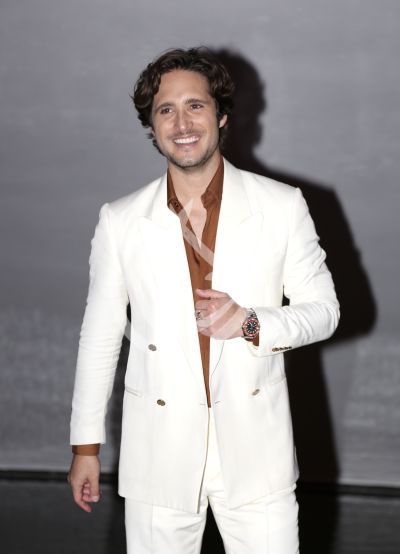 Diego Boneta da la hora