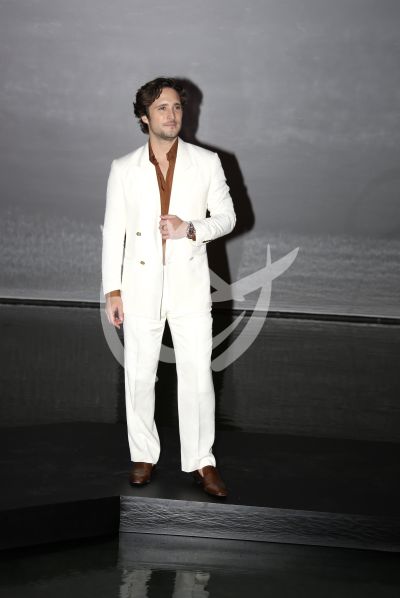 Diego Boneta da la hora