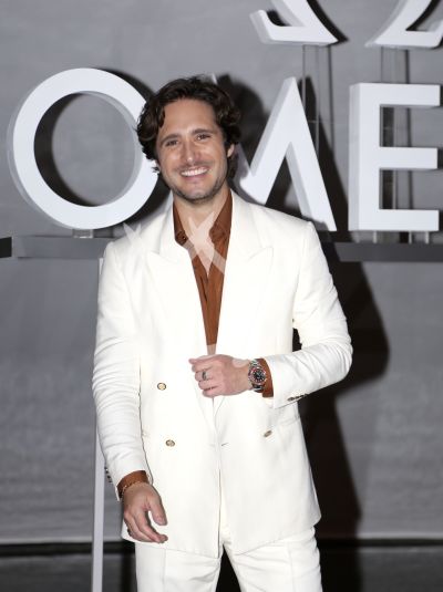 Diego Boneta da la hora
