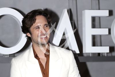 Diego Boneta da la hora