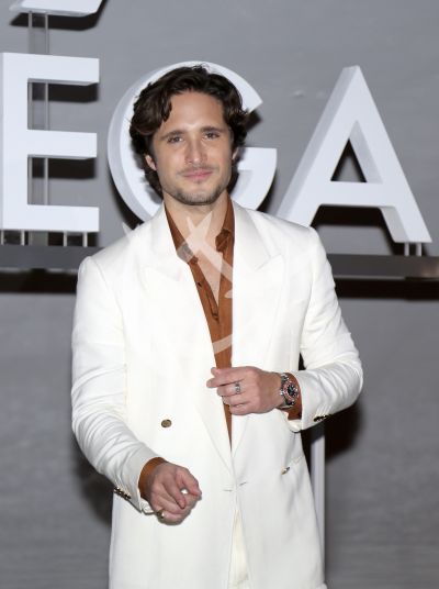 Diego Boneta da la hora