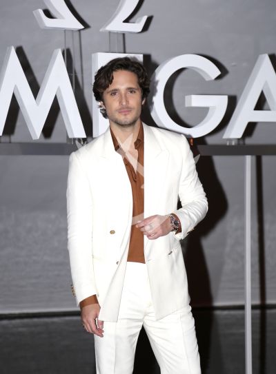 Diego Boneta da la hora