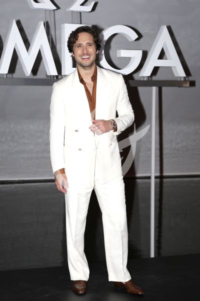 Diego Boneta da la hora