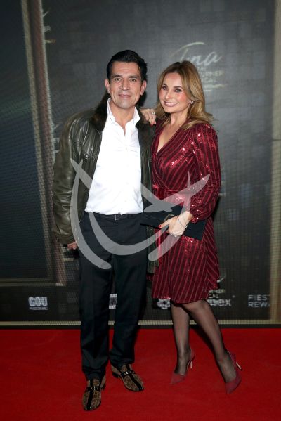 Jorge Salinas y Elizabeth Álvarez con Tina