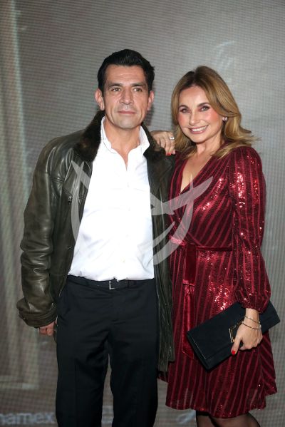 Jorge Salinas y Elizabeth Álvarez con Tina