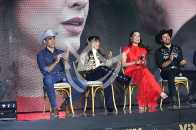 Brandon Peniche y Scarlet Gruber con Doménica 