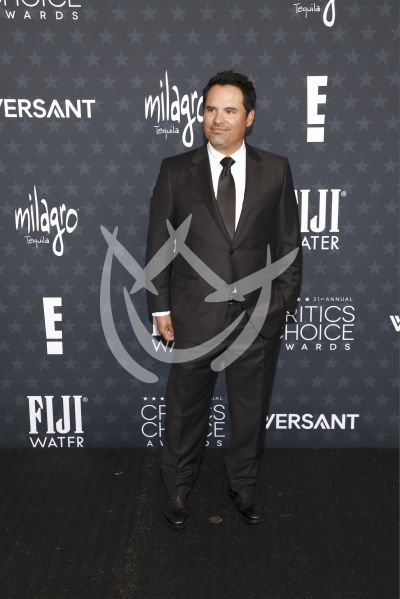 Michael Peña en los Critics Choice Awards