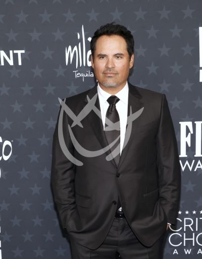 Michael Peña en los Critics Choice Awards