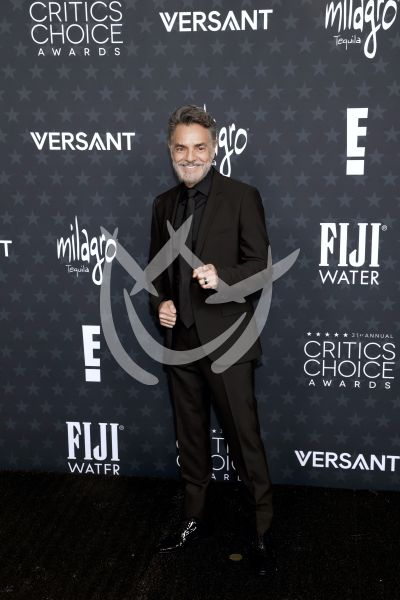 Eugenio Derbez en los Critics Choice Awards