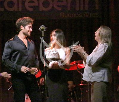 Rodrigo Guirao con pastel, novia y ¡rock!