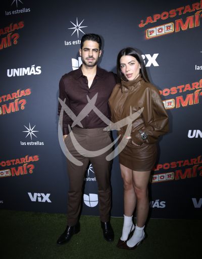 Roberto Hernández y esposa ven APM