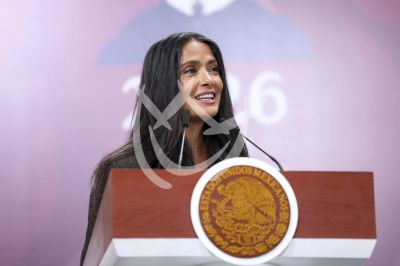 Salma Hayek por la presidenta Mx