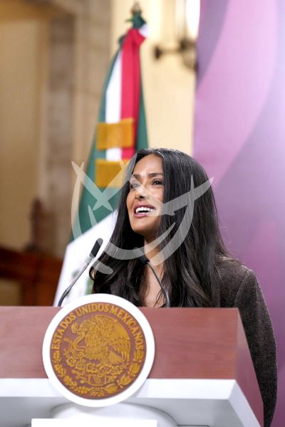 Salma Hayek por la presidenta Mx