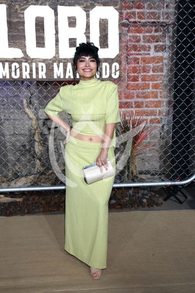 Luzero Cardoza con Lobo