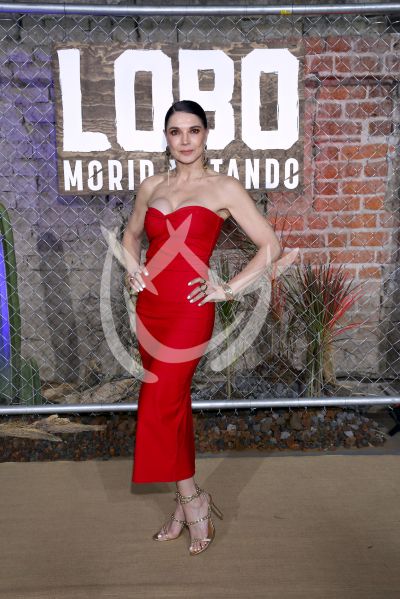 Mara Cuevas con Lobo