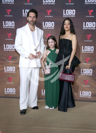 Arap Bethke, Camille y Fátima con Lobo