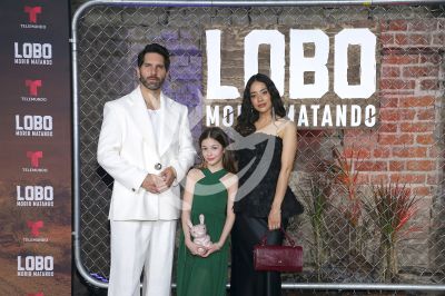 Arap Bethke, Camille y Fátima con Lobo
