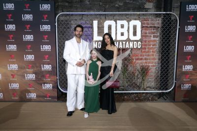 Arap Bethke, Camille y Fátima con Lobo