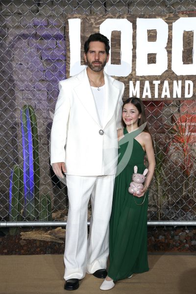 Arap Bethke, Camille y Fátima con Lobo